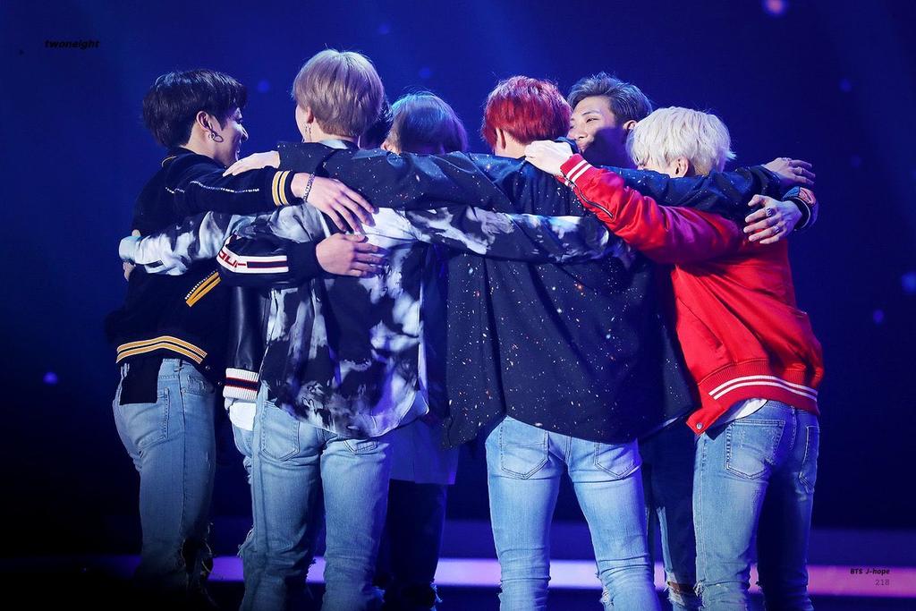 armyworld_AW's tweet photo. [#MEET_BTS x BTS AWARDS]

When BTS receives awards, their first move is to hug each other. This is the iconic bangtan group hug 💕 Hope this year we'll see more of them so ARMY, let's work hard!

#THOSFansBTS26M https://t.co/qtP7GFj3Zt