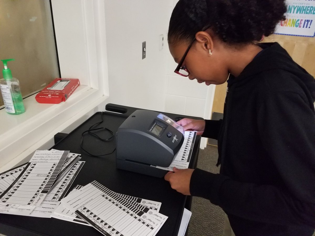 Students in Ms. Williams' business classes learn what it is like to be on the clock. No time wasted at HAMO. #clockin #jobskills #lovemyHAMO <a href="/CTEmarion/">Marion County CTE</a>