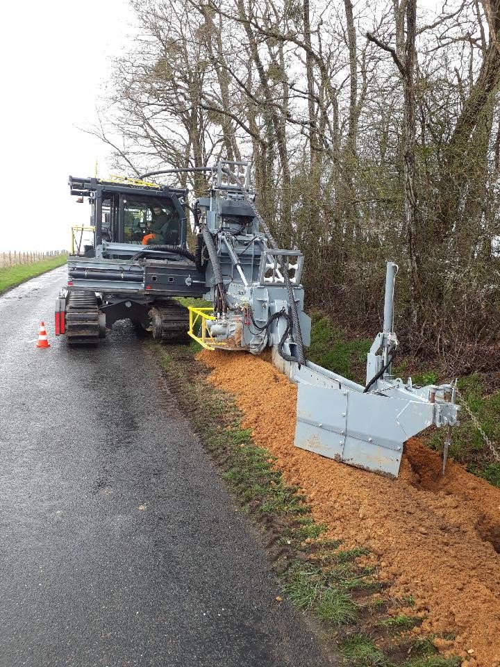 enedis_centre's tweet photo. Dans #LesCoulisses de la sécurisation du réseau électrique @enedis : A #BerryLoirePuisaye on enfouit 26 km de lignes électriques grâce à cette #trancheuse . Elle creuse, déroule et remblaie en un seul passage 🚧 ! https://t.co/zHcOjalsLp