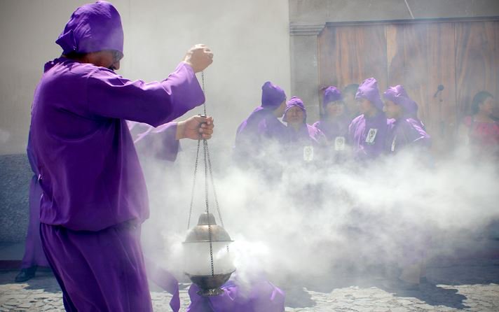 Emisoras Unidas - El incienso, los cucuruchos y el corozo identifican la  religiosidad durante Semana Santa