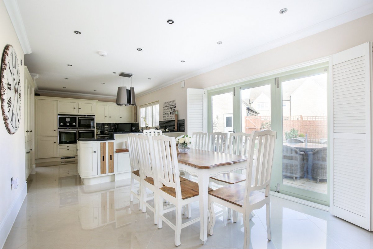 Humberts_Ciren's tweet photo. An impressive five bedroom detached executive home located on the desirable Cerney-on-the-Water development, boasting an array of extras and high specification fixtures and fittings. #LakesideProperty #CotswoldWaterPark #SouthCerney #FamilyHome #ForSale #Humberts @humberts1842 https://t.co/rmoGZtJOqT