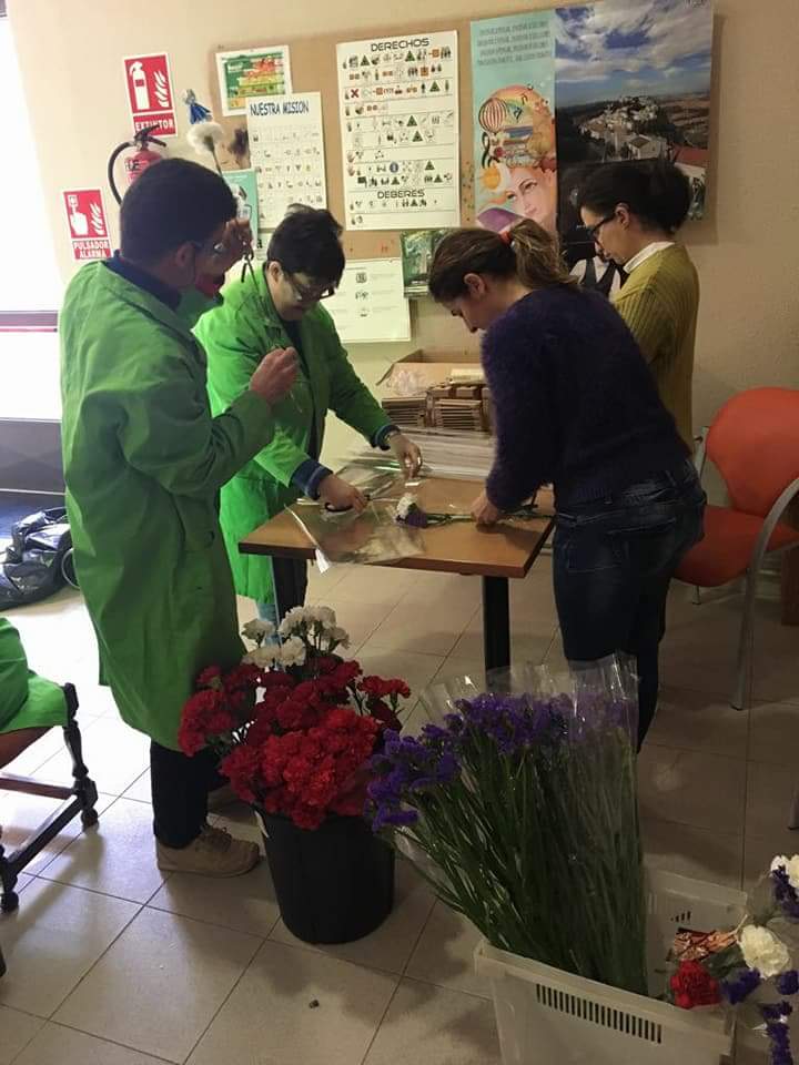 Los miembros de "La Algarabía" visitan nuestra sede y nos ayudan con los detalles de la Estación de Penitencia como cada año. #OraciónyCaída