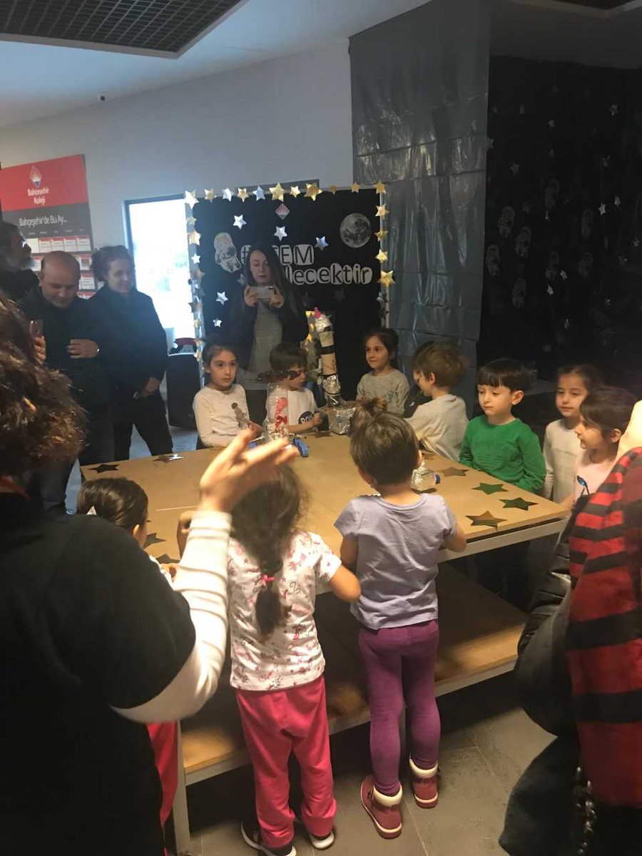 mimarobabk's tweet photo. Okul öncesi öğrencilerimizin #STEMJunior Fuarı velilerimizin katılımı ile gerçekleşti.Tasarladıkları füzeleri aileleriyle paylaşan öğrencilerimiz sunumlarını sergiledi.  #stemgelecektir #heranımbahcesehir @TheUgurSaricam @tugbaozdinc @dincbusra_ @Tayfun_Simsek70 https://t.co/tBEY3ltaux