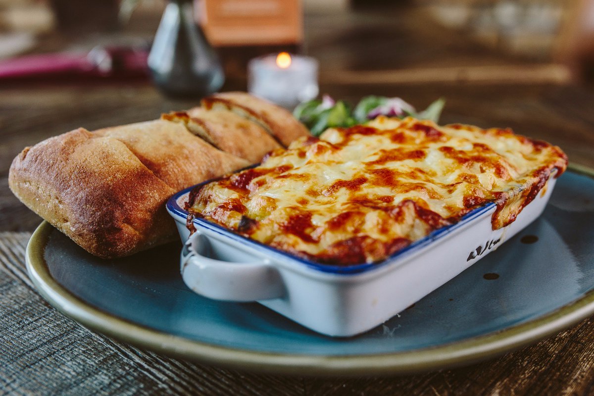 Happy Wednesday everyone!
It's time for a midweek treat &amp; our quiz kicks off at 7:30 so get down for a chance to win a £50 gift card 😎
Free nibbles for pre booked tables of 6 or more.
Book your table here: granaryleith.co.uk/menus/