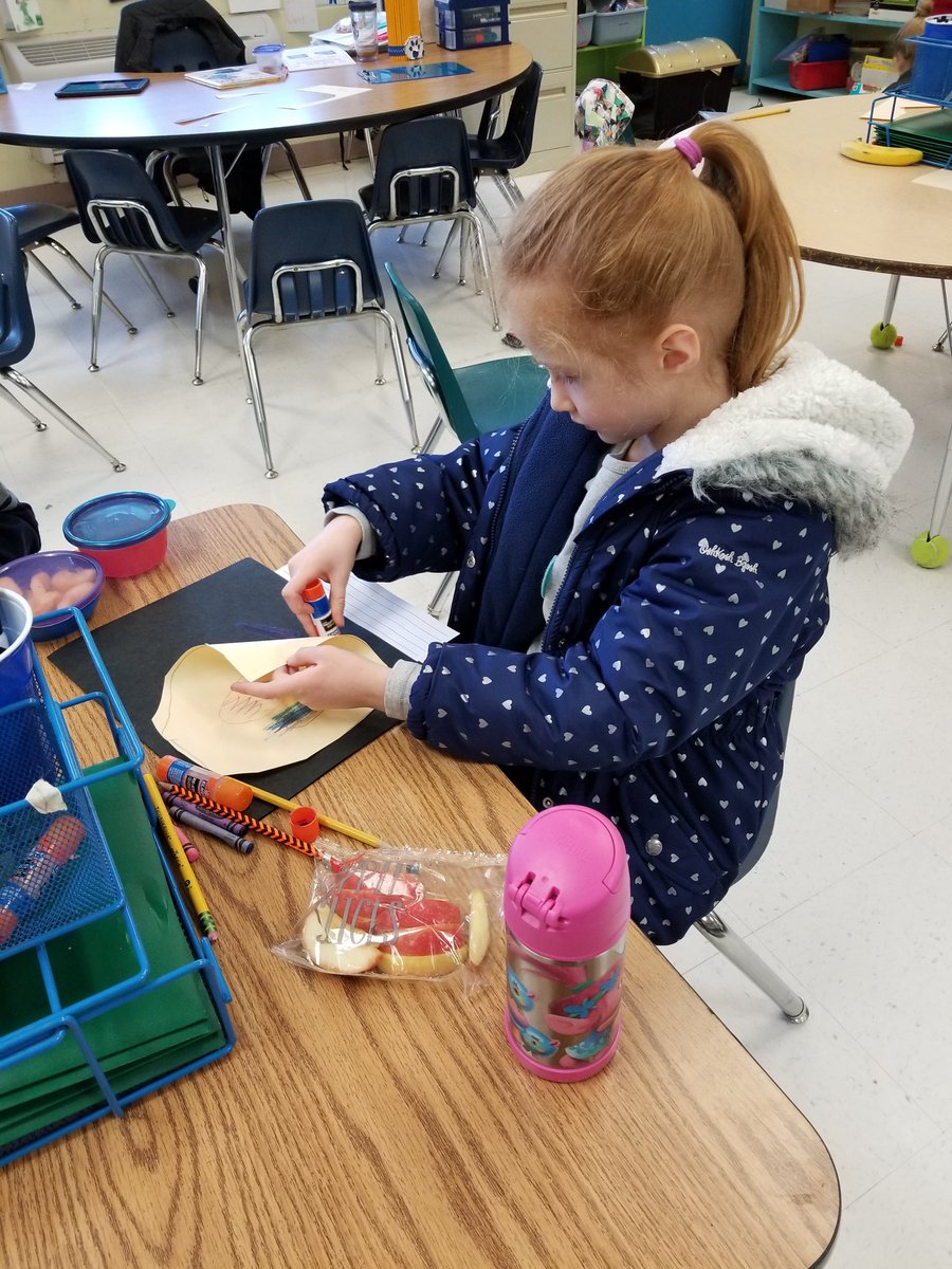 vbkaren's tweet photo. "I get the remote " upon picking up desktop mouse, says one of our K's😂 #vbkingston @DrShewbridge @KingstonElemAP @KeriKenison @enye001 https://t.co/nCuya7JnXh