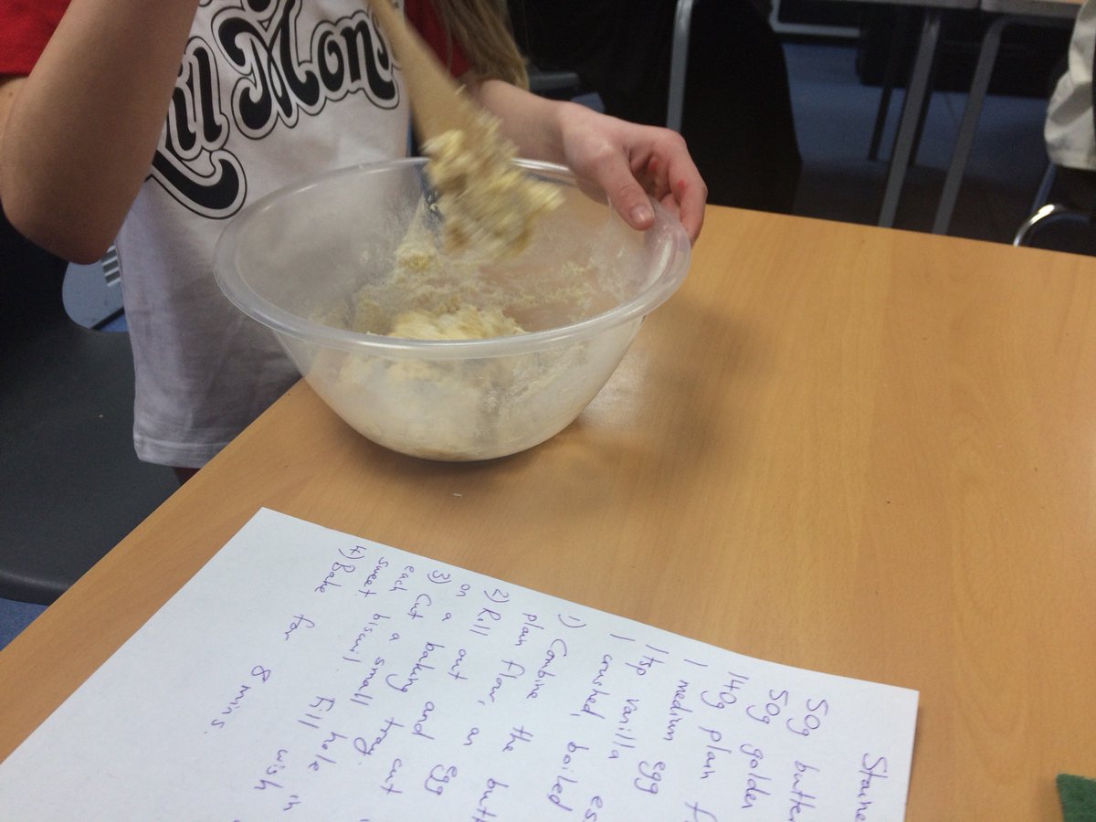 CPAMrsHughes's tweet photo. @CroftwayPrimary Year 5 enjoyed making and eating gingerbread this afternoon... https://t.co/Wkb3u4CTiL