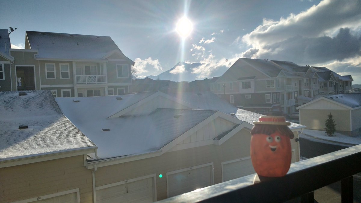 AdvMightyNugget's tweet photo. It may have #snowed a bit last night, but the day is looking to be #bright.

#GoodMorning #McNuggetBuddy #HereComesTheSun #ChickenNugget https://t.co/8t0FuPSbXU