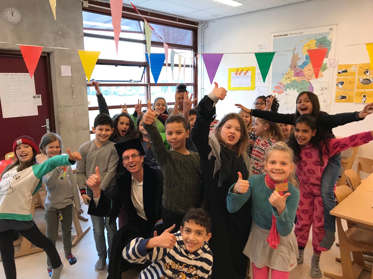 ReneEijkemans's tweet photo. Met groep 6c van basisschool de Boomgaard gepraat over voorspellen met genen. Enorm leuk! #meettheprofessor https://t.co/kJ6SCK4LLX