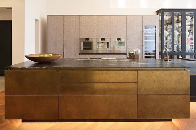 roundhouse_dsgn's tweet photo. Our majestic Urbo island in Antique Brass metal finish as seen in our flagship Wigmore St showroom. Pop in and see it for yourself - we’re sure you’ll agree it’s beautiful! #roundhousedesign #bespokekitchen #kitchenisland #contemporarykitchen #modernkitc… https://t.co/XlO2rCZlo1 https://t.co/YPKpRKjGUs