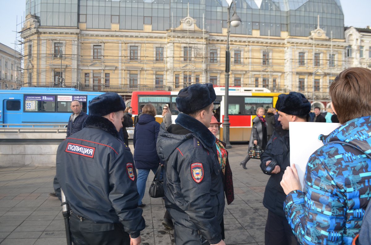 dvchell's tweet image. Три, три сотрудника, Карл, ТРИ! Нужно чтобы узнать "нет ли на мне штрафов"...