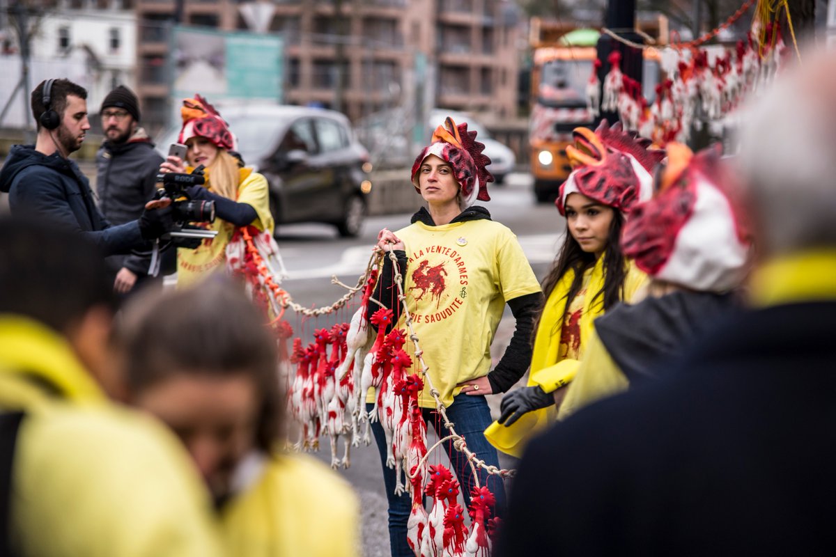 GREUBELINUX's tweet image. Ce matin nous étions au @ParlWallonie, avec des coqs ensanglantés pour demander à @wborsus de redonner un peu de moralité au coq #wallons.

⛔️✋ventes d’armes à l’#ArabieSaoudite &amp;amp; à tous les criminels de guerre : bit.ly/couragebelgique  #WallonieImmorale