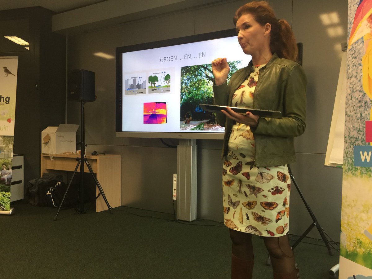 Kim van der Leest presenteert levende tuin bij bijeenkomst groene schoolpleinen provincie Brabant. “Boom van 100 jaar kan wel 6000 liter water per dag verdampen”