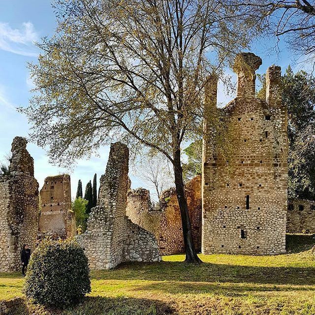 "Ecco Ninfa, ecco le favolose rovine di una città che con le sue mura, torri, chiese, conventi e abitati giace mezzo sommersa nella palude, sepolta sotto l’edera foltissima. In verità questa località è più graziosa della stessa Pompei, le cui case s’inna… ift.tt/2J22s51