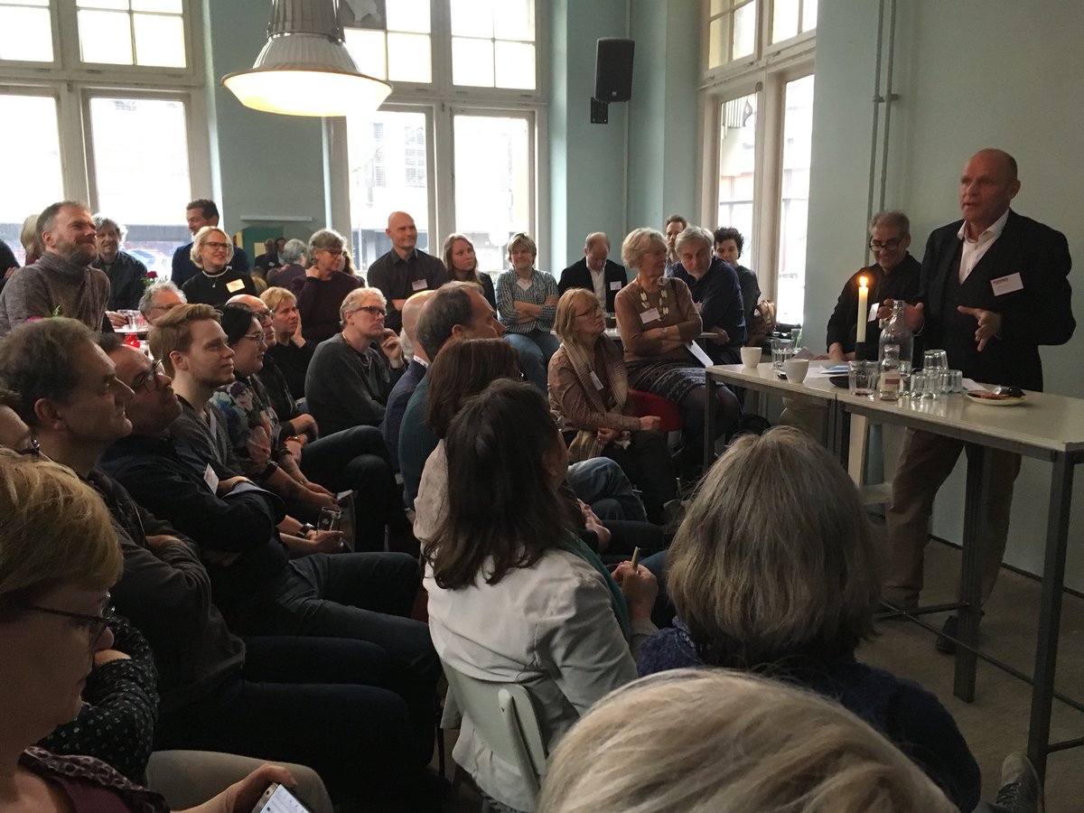 DeWaardenMakers's tweet photo. Full house bij het #debatcafe over het nieuwe #wonen van @WerkplaatsDG https://t.co/hKItrnwIGf