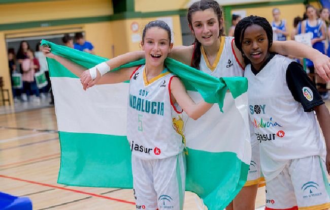 FAB_Malaga's tweet photo. Enhorabuena a las Campeonas de España María @cbpromesas Ángela y Marina @EBGMALAGA @CABESTEPONA Princes y Sonso con la @FAB_Andaluza en #planetamini2018 basketbasko @baloncestofeb https://t.co/v6PJu04Ryr