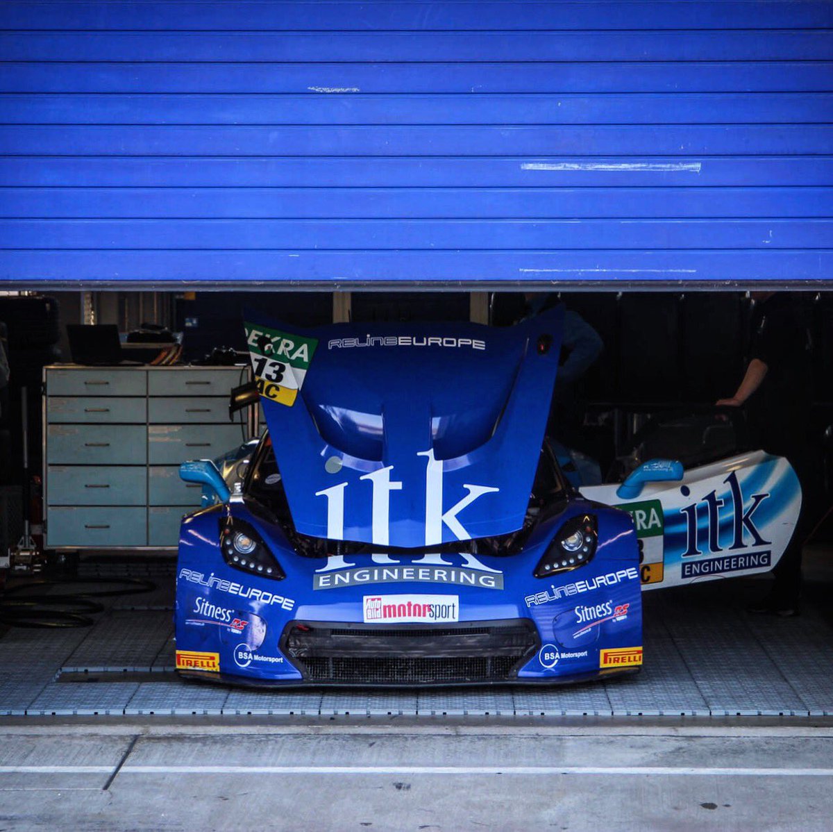 GTendurance_'s tweet photo. Wenn morgen #GrünDonnerstag ist, ist dann heute #BlauerMittwoch 🤔

#Corvette 13 #ClaudiaHuertgen &amp; #SvenBarth - #Goodluck!

#ADACgtMasters #C7GT3 #blau #GTmasters #oschersleben #CorvetteMotorsport #pitlane  #gtracing #blue #racing #CallawayCompetition #Callaway 
📷 @brunos_sacco https://t.co/LGOHEW0zUw