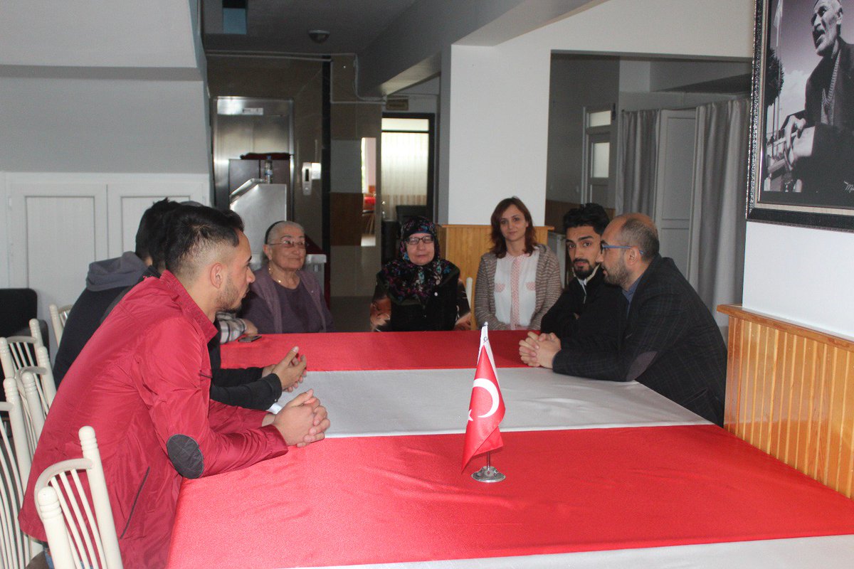 SivasKYGM's tweet photo. "Herhangi bir genç, yaşından dolayı bir ihtiyara hürmet ederse, Allah Teâlâ da, yaşlılığında ona hizmet edecek kimseler halk eder." Şarkışla yurdu öğrencilerimiz Kızılay Şefkat Evi misafirlerini ziyaret edip Hayır dualarını aldı.🤗
#BenimYurdumKYK https://t.co/uTx9w0c2ie