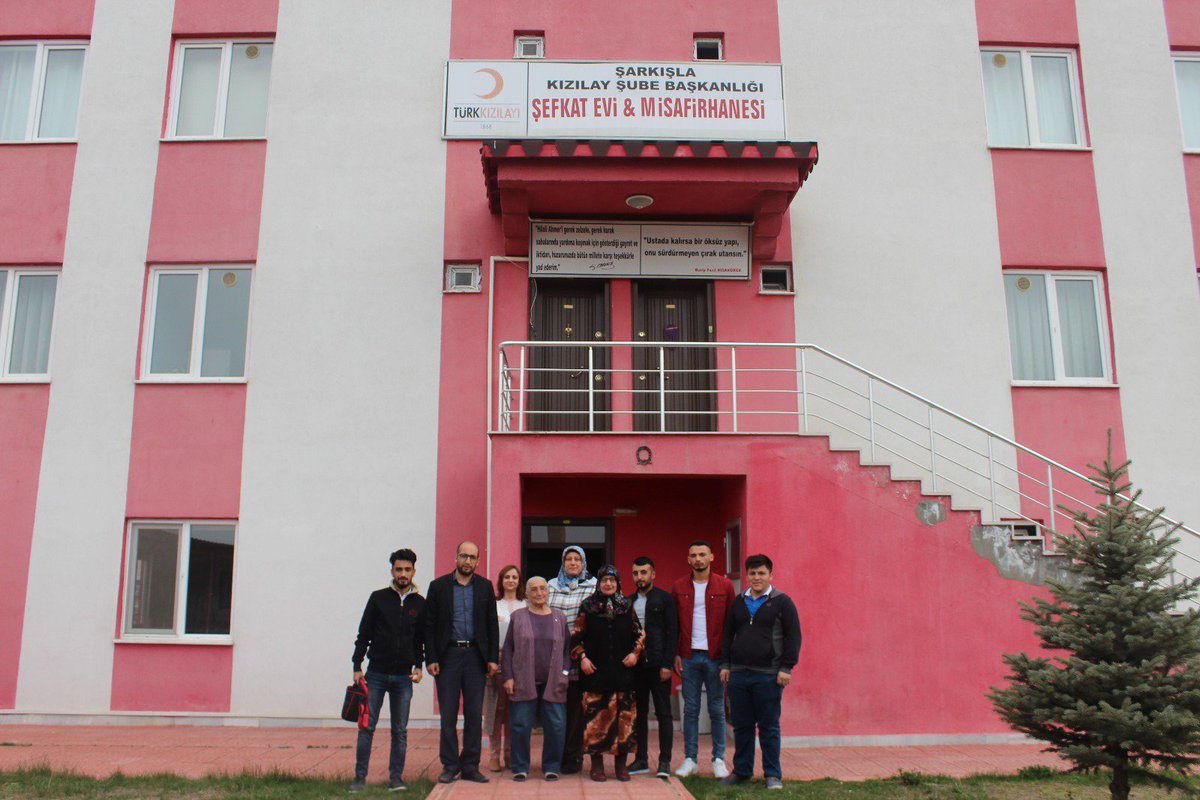 SivasKYGM's tweet photo. "Herhangi bir genç, yaşından dolayı bir ihtiyara hürmet ederse, Allah Teâlâ da, yaşlılığında ona hizmet edecek kimseler halk eder." Şarkışla yurdu öğrencilerimiz Kızılay Şefkat Evi misafirlerini ziyaret edip Hayır dualarını aldı.🤗
#BenimYurdumKYK https://t.co/uTx9w0c2ie