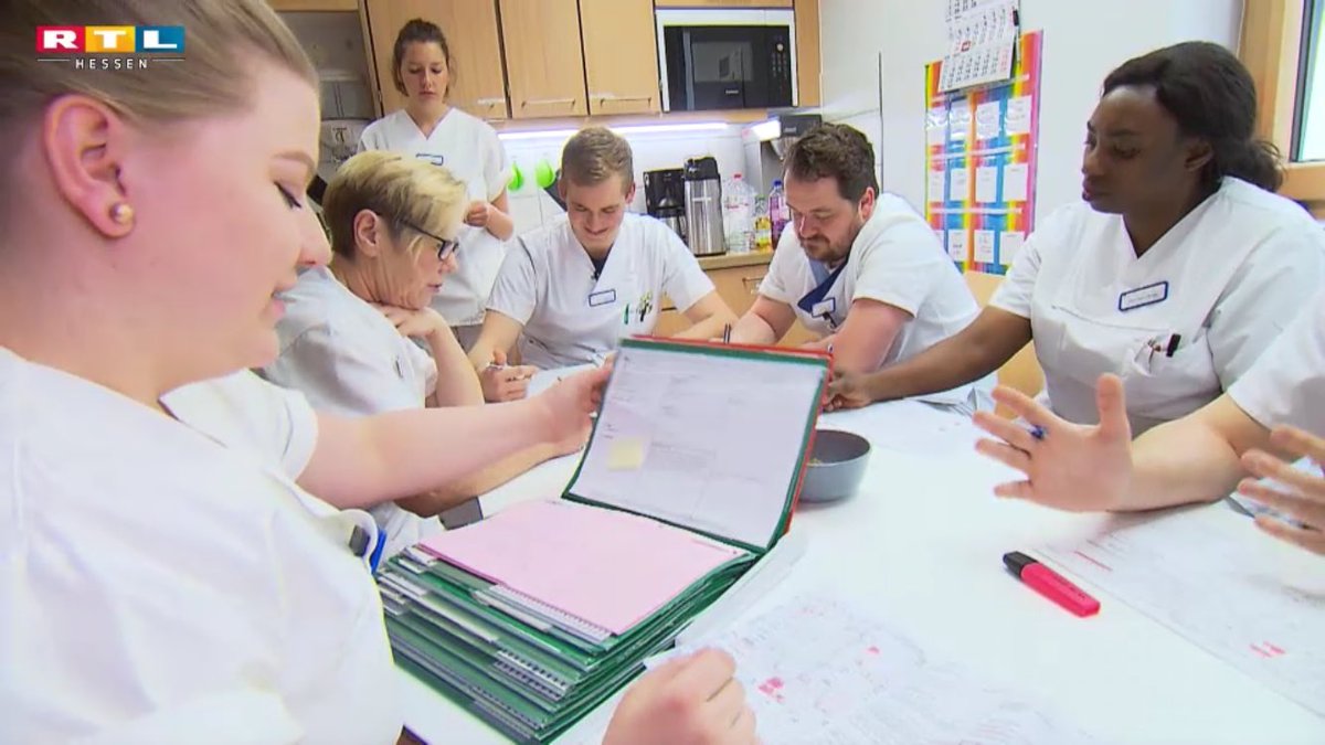 RTLHessen's tweet photo. Zwischen Stress und großen Herausforderungen: Pflegeschüler übernehmen eine Krankenstation in #Kassel. https://t.co/BkiDB1w0Rf (Video) https://t.co/l1KFqgISZP