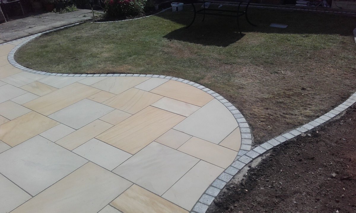 VisionLandscap2's tweet image. Sawn and polished Indian Sandstone patio with smooth, tumbled, granite setts.
#patio #gardendesign #wirral #granite #landscaping