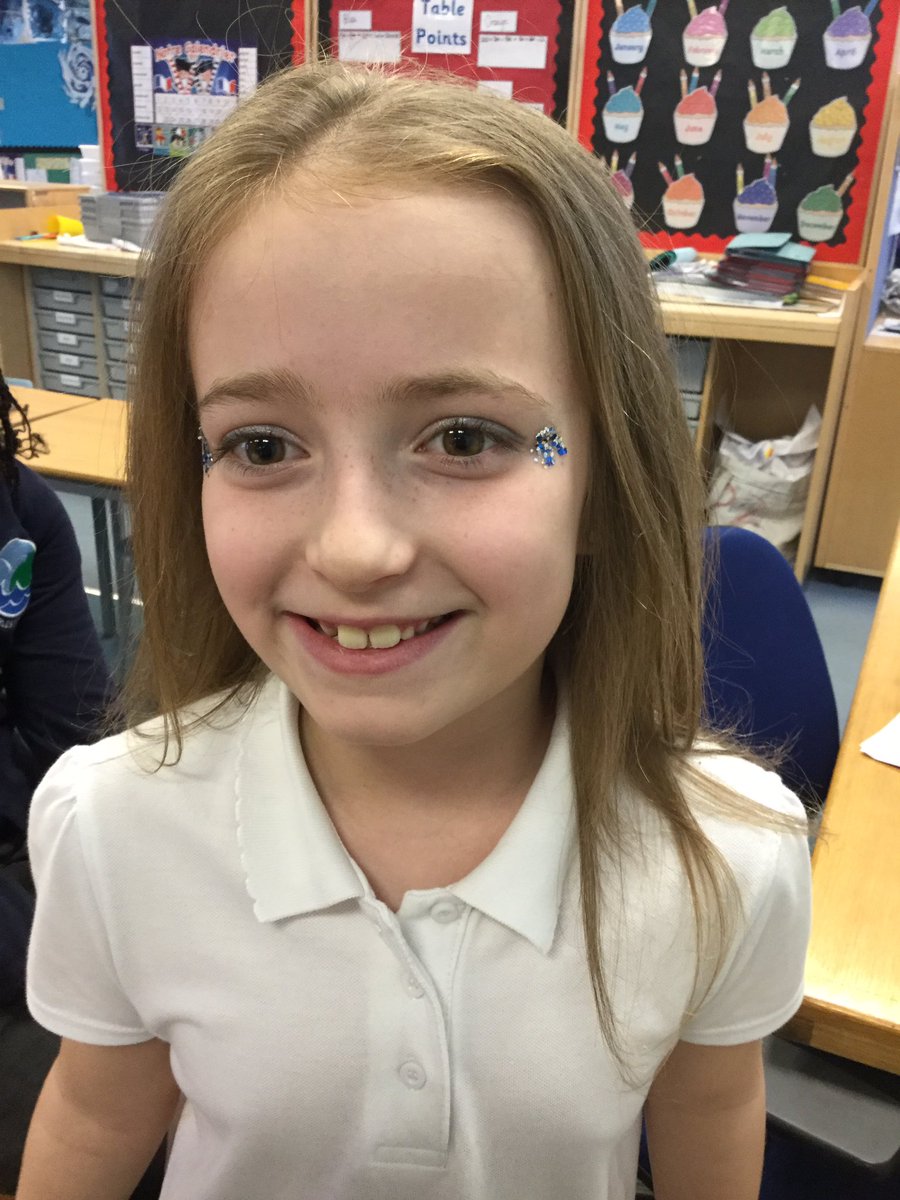 Charleston_Sch's tweet image. Wow! They look sparkly....hair, nails and glitter galore! #extraordinaryexperience