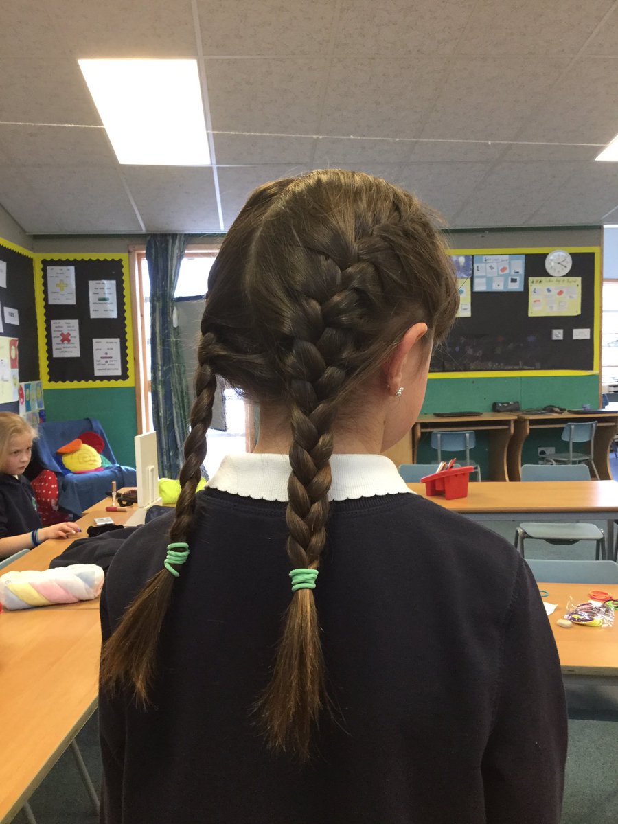 Charleston_Sch's tweet image. Wow! They look sparkly....hair, nails and glitter galore! #extraordinaryexperience