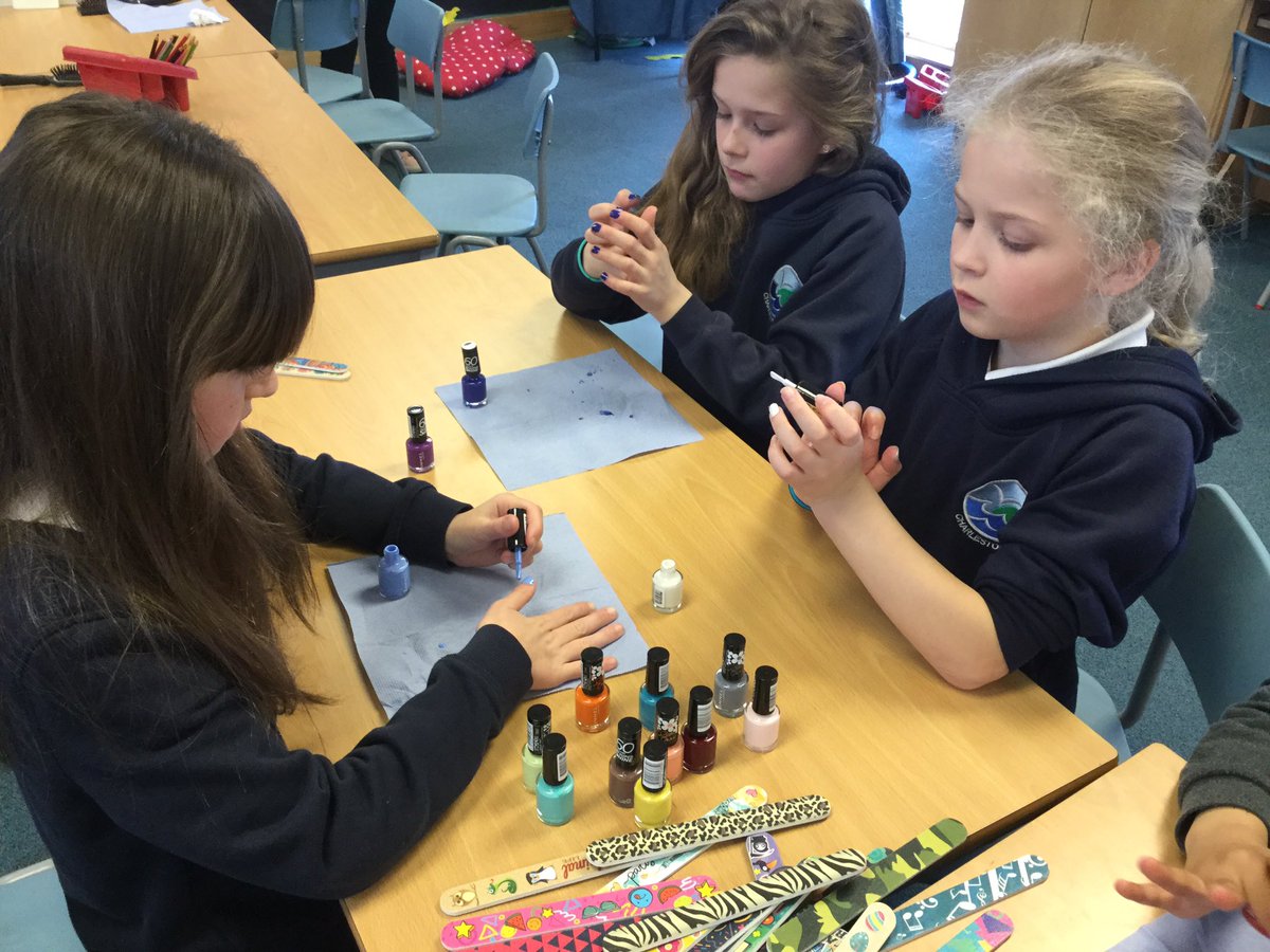 Charleston_Sch's tweet image. Wow! They look sparkly....hair, nails and glitter galore! #extraordinaryexperience