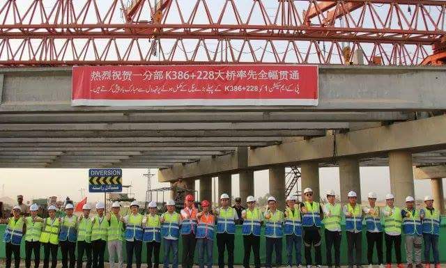 PKM Project CSCEC Section-l have completed the long bridge K386+228 under #CPEC🇵🇰🇨🇳. Strengthen cooperation btw 🇨🇳🇵🇰 via Economic Corridor development by road to sea connectivity #CPECDevelopment #PKM #CSCEC