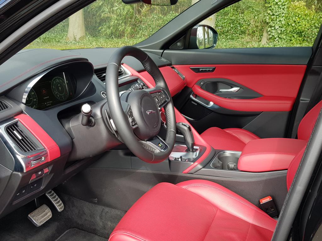 Mooi rood is niet lelijk. #Jaguar #EPACE #jaguarepace #carinteriordesign #DrivingDutchman