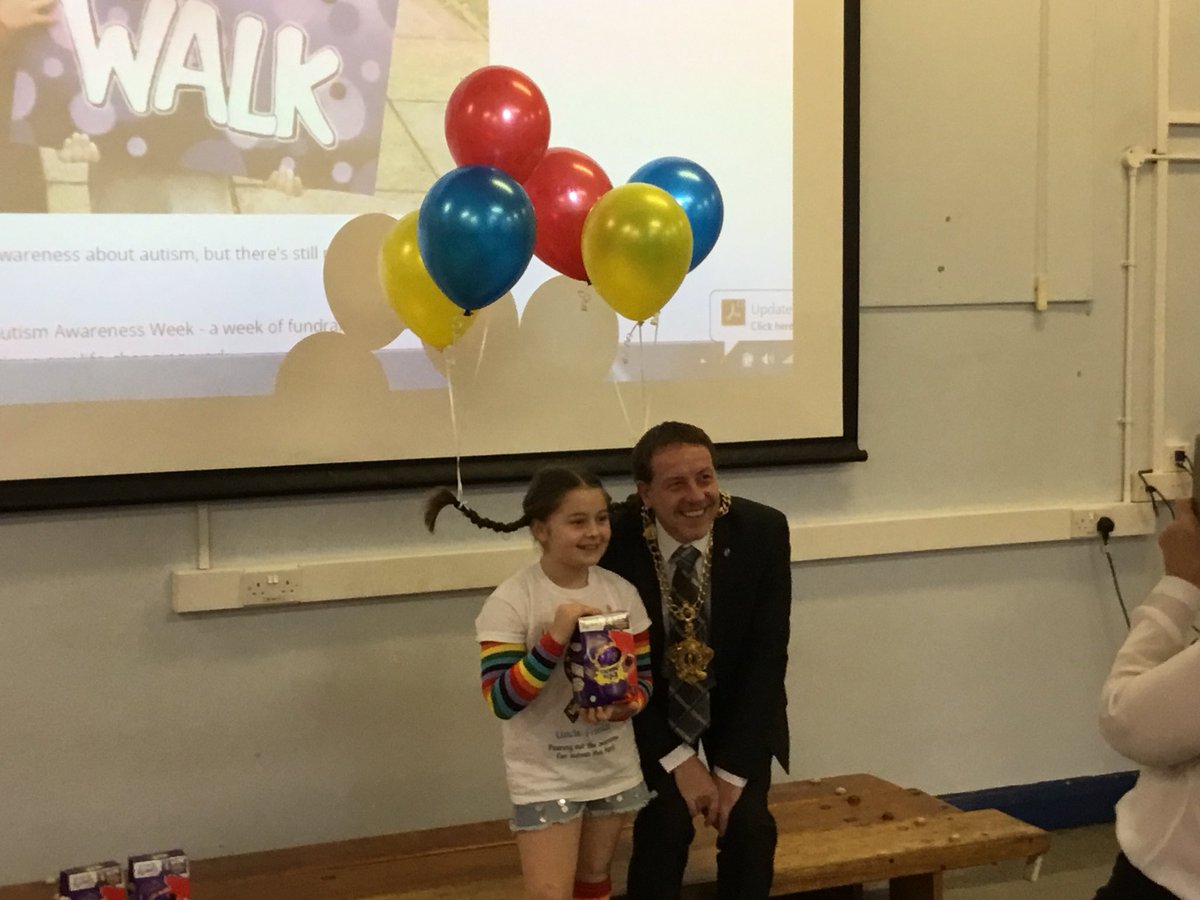 Our craziest hair winner receiving her prize from the Mayor! Bendigedig! #year6@caedraw #WorldAutismAwarenessDay <a href="/NAS_MT/">NAS Merthyr Tydfil</a>