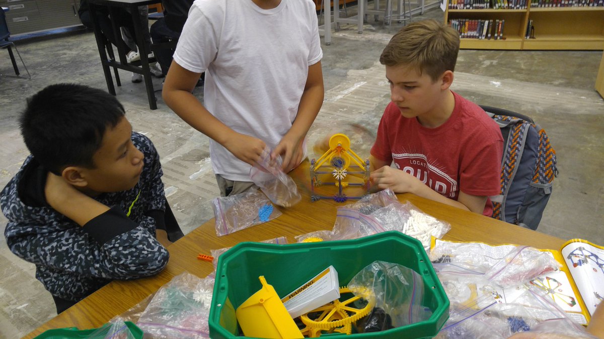 BIS_Robotics's tweet image. 🚧Construction challenges🚧 with @KNEX @strawbees and Marble Run! Thanks to @BIS_library #BISlearns