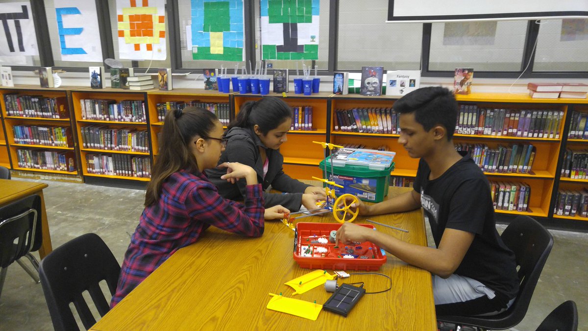 BIS_Robotics's tweet image. 🚧Construction challenges🚧 with @KNEX @strawbees and Marble Run! Thanks to @BIS_library #BISlearns
