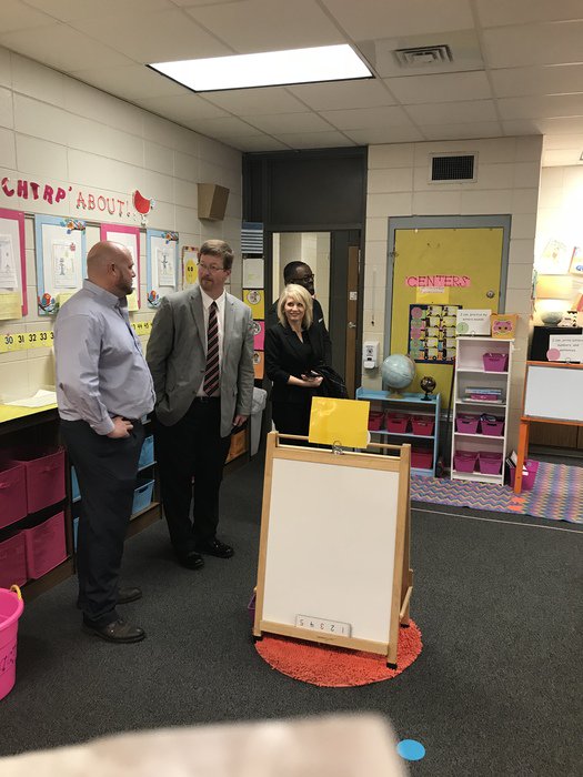 StarCitySchools's tweet photo. Great Energy Bus Rally this morning @StarCitySchools JBE! Thank you @JohnnyKey_AR for speaking! #WhateverItTakes @EnergyBusSchool https://t.co/bqNKYe9XdK