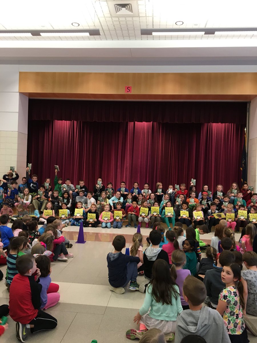 DianeDboff's tweet photo. Read it Forward assembly with over 100 books being given away @dasd_sm #DASDPride https://t.co/VTsFoLS5Ko