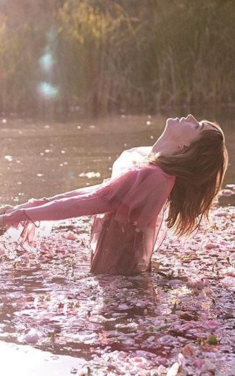 nurplj's tweet photo. Alguien me explica la obra de Arte😍 y lo DIOSA que es esta mujer 🤤me tiene absolutamente enamorada 😏🔥🔥🌸 #DakotaJohnson  #GucciBloom  #MuseGucci https://t.co/uJf9kyfwmk