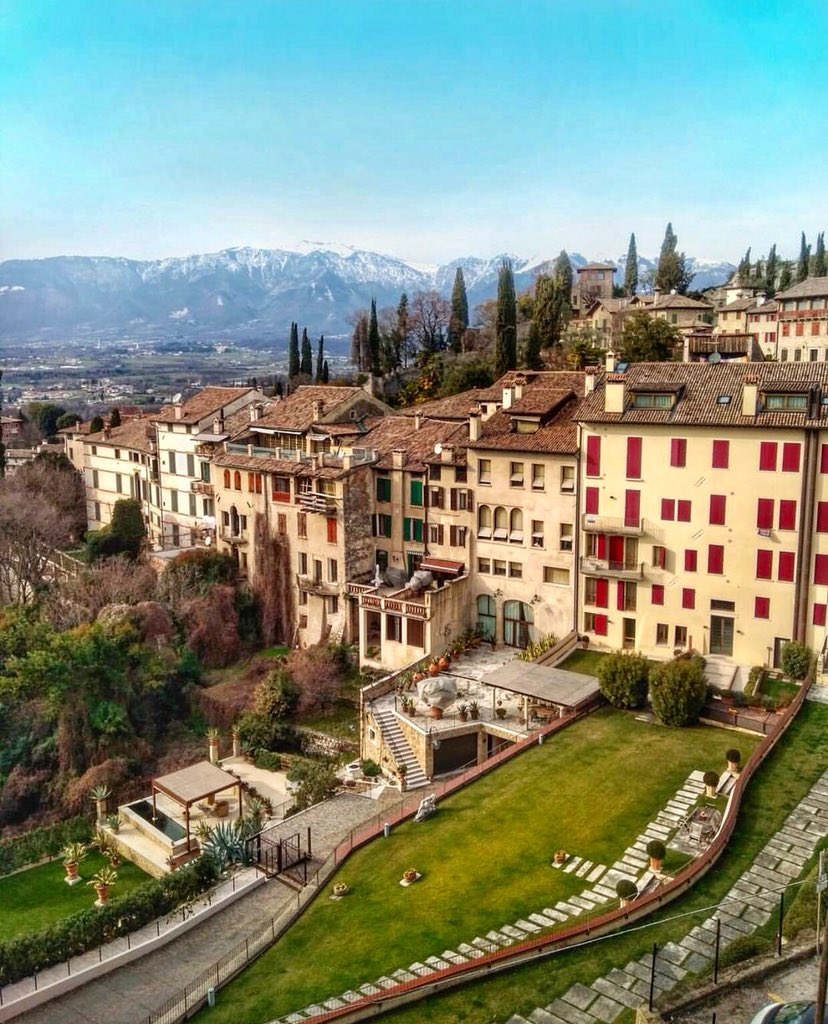 📍Anche oggi una fantastica fotografia di una perla del nostro #Veneto: il borgo di #Asolo (TV) e sullo sfondo si stagliano imponenti le #Prealpi Trevigiane ancora innevate.

📷 foto Instagram: nagglife