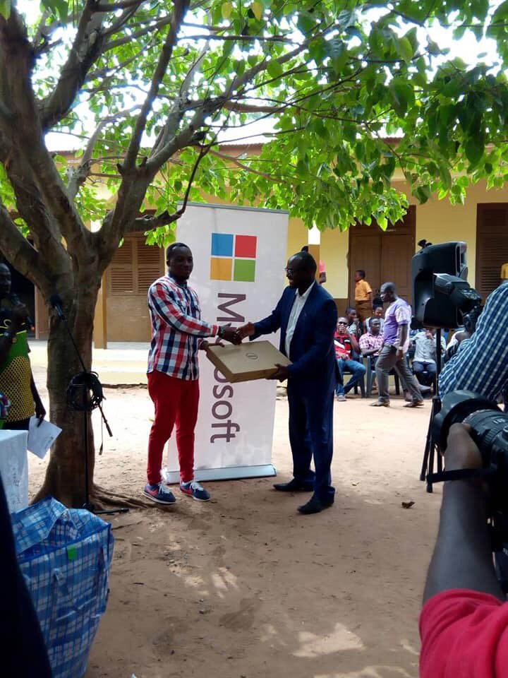 GeorgeSalia_'s tweet photo. Microsoft donates computers to the school of Ghana’s blackboard ICT teacher. Thank you @africatechie 👍🏾 https://t.co/pdy0kxpsRo