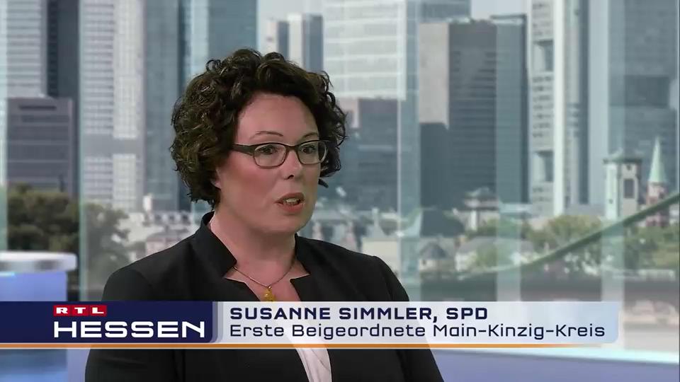 RTLHessen's tweet photo. "Der Beruf muss wieder positiv besetzt werden", sagt Studiogast Susanne Simmler. Die Erste Kreisbeigeordnete aus dem Main-Kinzig-Kreis sucht für ihre kommunalen Einrichtungen händeringend Pflegepersonal.  https://t.co/aPMkdAxRvy (Video) https://t.co/4Ll1tFSKS1