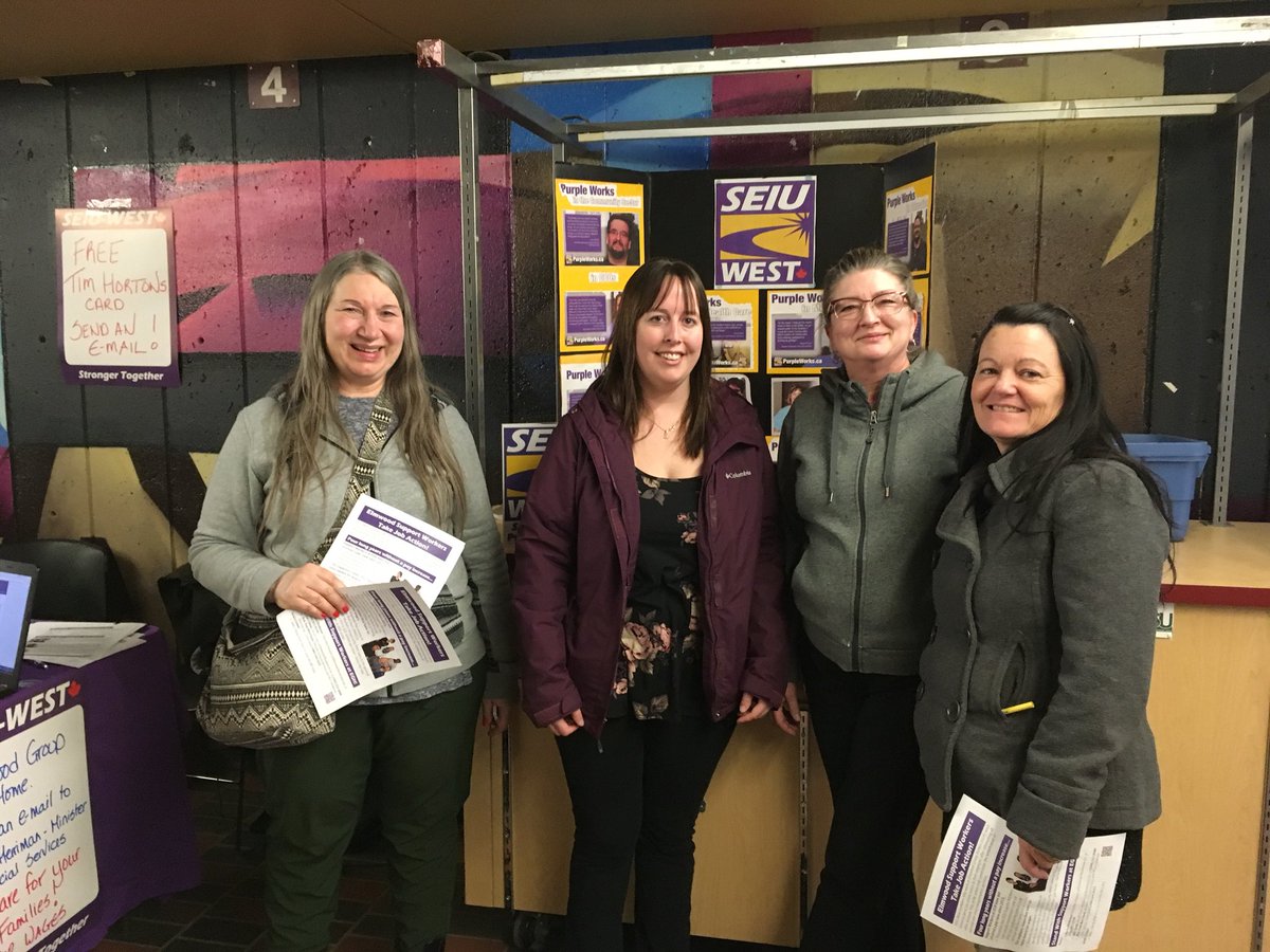 PurpleWorksSEIU's tweet photo. Students stand with EGH Support Workers in their struggle for fairness! #canlab #skpoli #solidarity #sharedstruggles https://t.co/VcCw5Em4q3