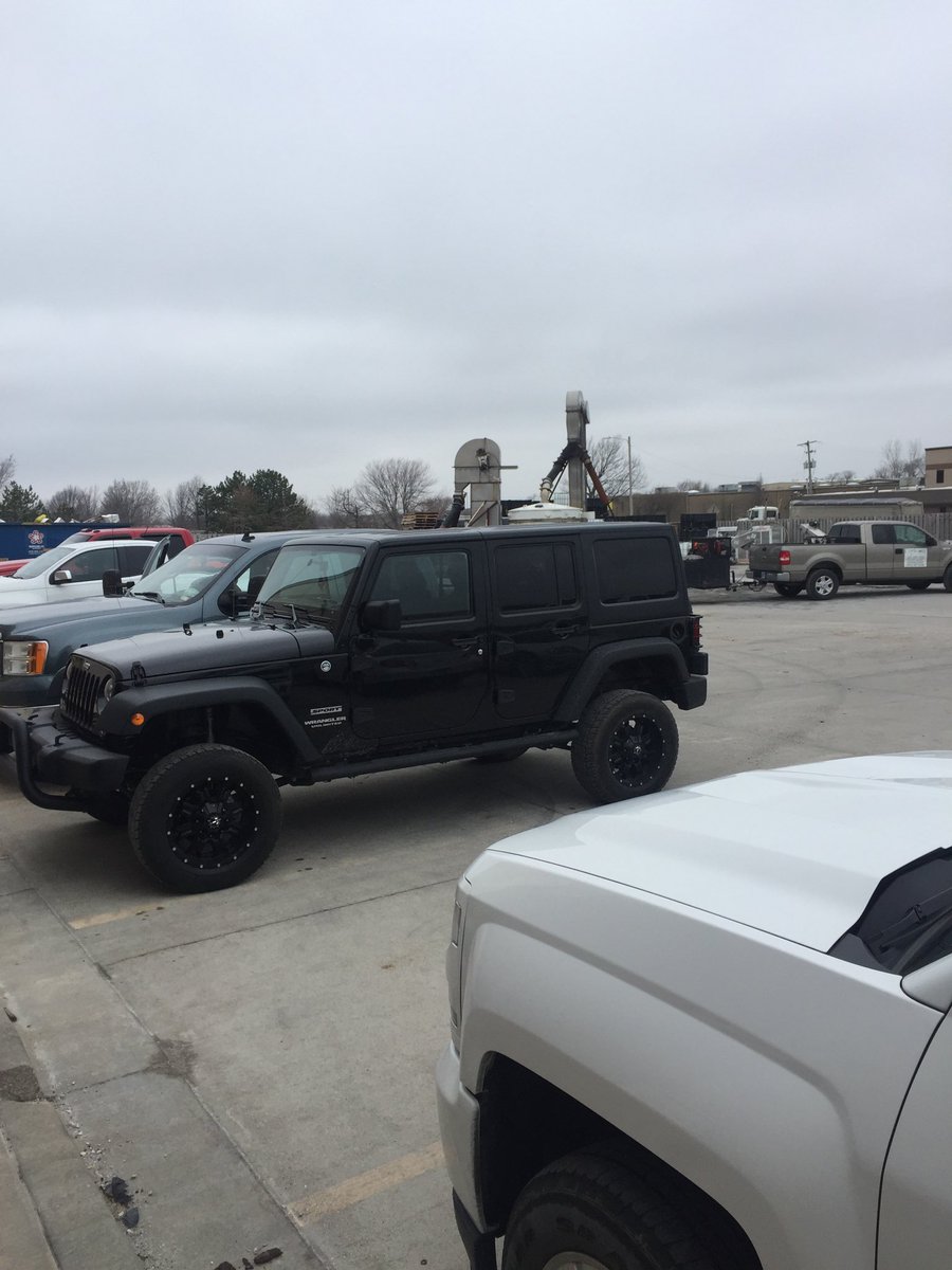 KctreemanMark's tweet image. Lunch Lenexa style... 5 LCO trucks in the lot, 1 leaving just outside the shot and 1 waiting to come in the lot.
#trusthelena #springinfullswing
