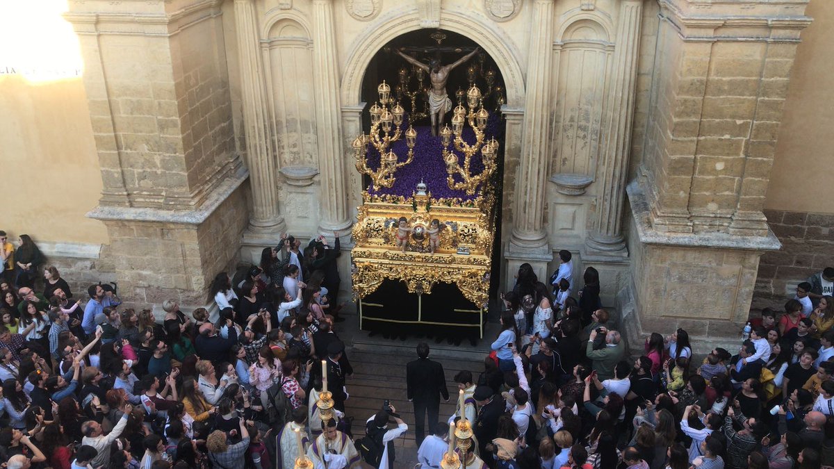 COR_Cofrade's tweet image. El Santísimo Cristo de la @MISERICORDIA_CO ya sale de San Pedro con la Marcha Real por parte de la banda de cornetas y tambores @Caidoyfuensanta. FOTO: @sanchezfoto #SSantaCÓRDOBA18 ow.ly/buJs30jcNJf