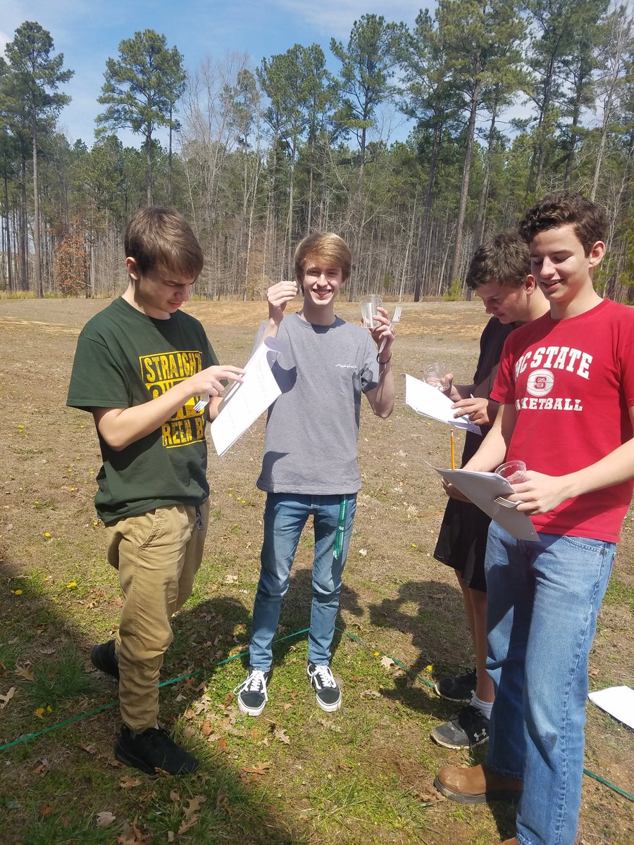 uncwerinlynch's tweet photo. AP Biology students got to enjoy the nice weather and simulate different adaptations on various "food" to finish up our evolution studies! #FHSNEXT #LynchBiology @FHSRedRams #takescienceoutside https://t.co/WWgSJTUIPG