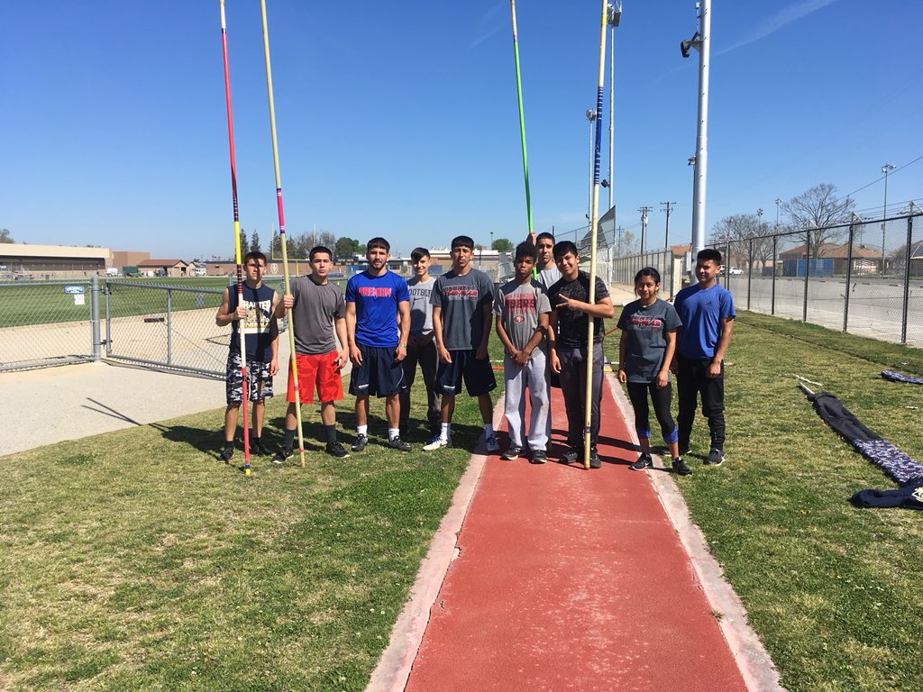 ShafterTrack's tweet image. Practicing when others won’t. So we can win when others can’t. #springbreak #trackpractice #grind #pvgang