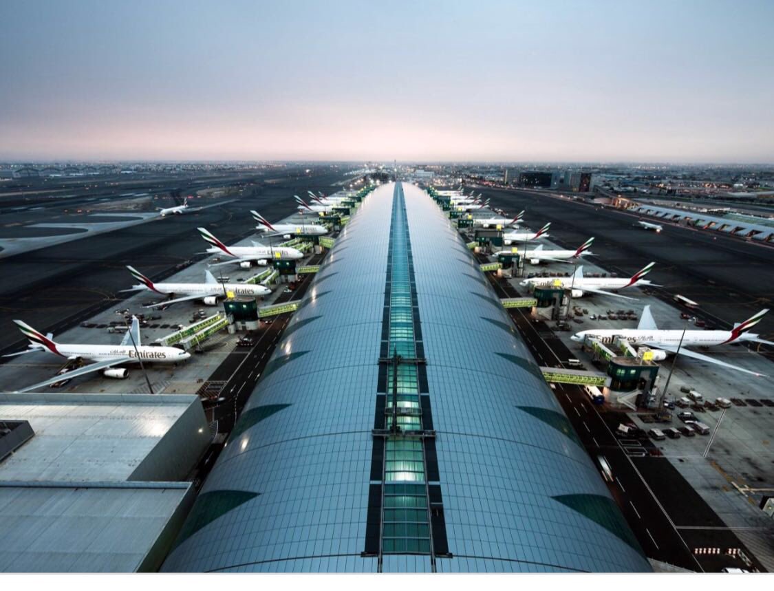 مطار دبي الدولي الأول عالميا في حركة المسافرين الدوليين  . حركة يومية ل٢٤٠ الف مسافر يوميا  ، و٨٨ مليون مسافر سنويا .