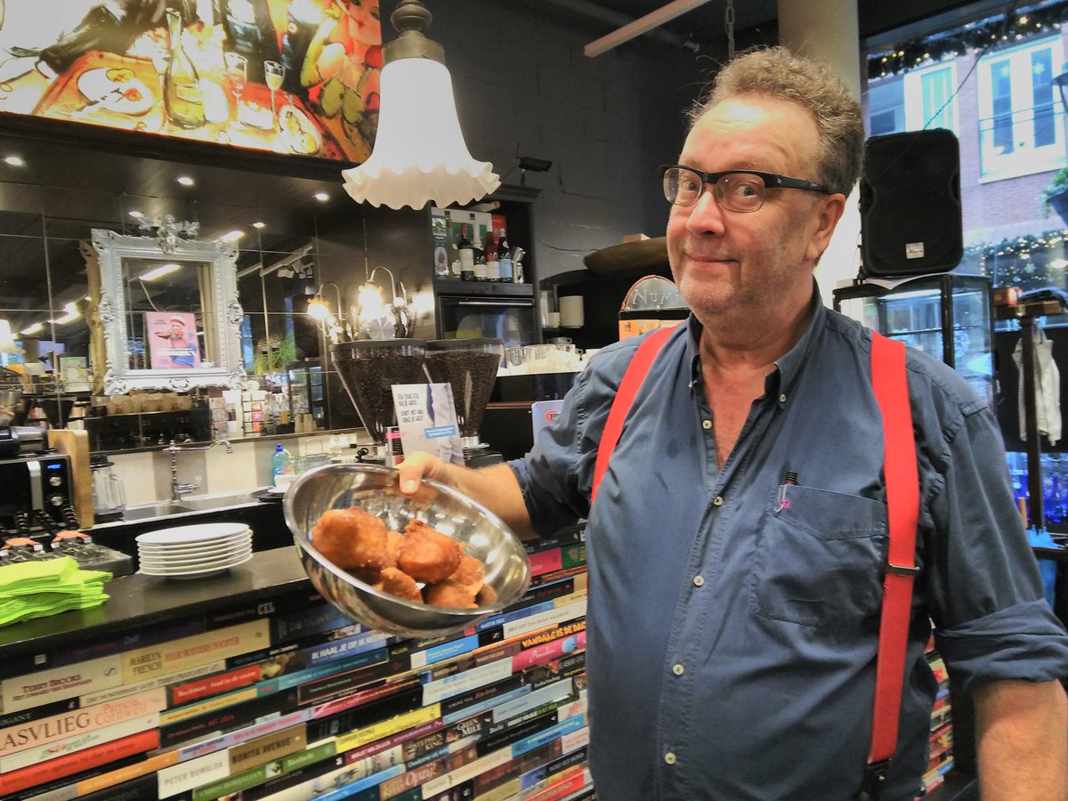 Onze Jan beleeft zijn laatste dagen bij Boekhandel van der MEER. Donderdag 17 uur afscheidsborrel. We gaan je missen Jan!