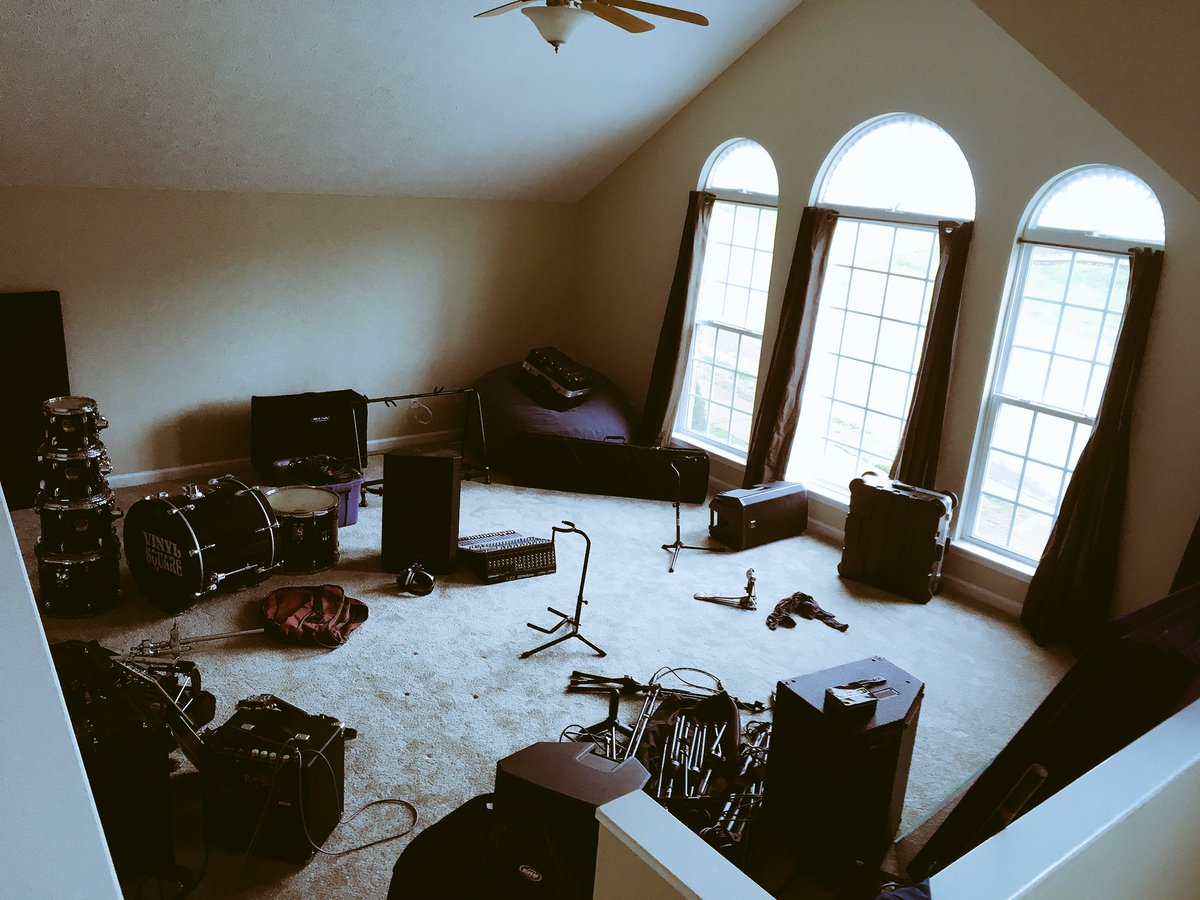 SquaretheVinyl's tweet photo. #BEFORE #jamroom is setup to play #music #nashville #play #setup #imready https://t.co/cKRpDR3ZMb