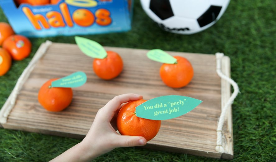 what_moms_love's tweet photo. Calling all #SoccerMoms! Make Snack Duty a breeze: grab our free printable and attach to @HalosFun mandarins for a healthy post-game treat. AD Head here for the full tutorial: https://t.co/Q4YPylINbb #GoodChoiceKid #HalosSnackDuty #WonderfulHalos https://t.co/sPfqNlXEW9