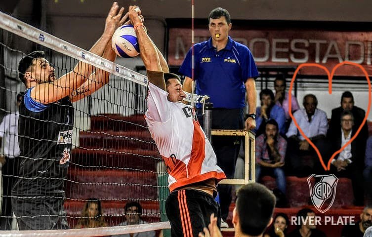 somosvoley_web's tweet photo. -Ni @RodolfoDonofrio el presidente de @CARPoficial lo puede creer...
-Tampoco @cuervotinelli de @BolivarVoley y @SanLorenzo
-¿El finde XL de 5 días?
-No, el bloqueo/clinch de espaldas de @diegutz76
#SVInsolito
#SVInstantanea #Amamoselvoley ❤️🏐 https://t.co/Izw6jUrVIC