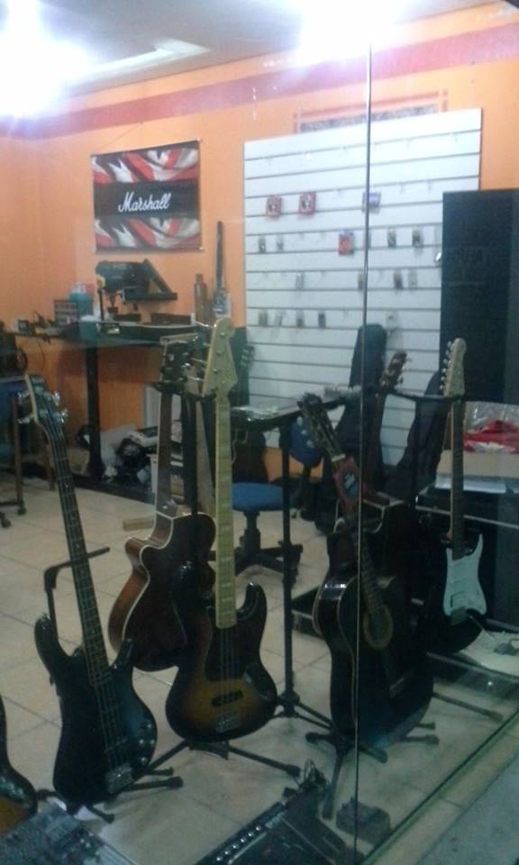 espacozeppelin's tweet photo. Oferecemos aulas de violão, guitarra, baixo e técnica vocal. Possuimos também LUTHIERIA com a qualidade @rockerguitartec , dentro da escola. Além dos serviços de oficina, vendemos instrumentos seminovos, encordoamentos, jacks, potenciômetros https://t.co/HP83Ar023k  #PortoAlegre https://t.co/fMg3zTf86n