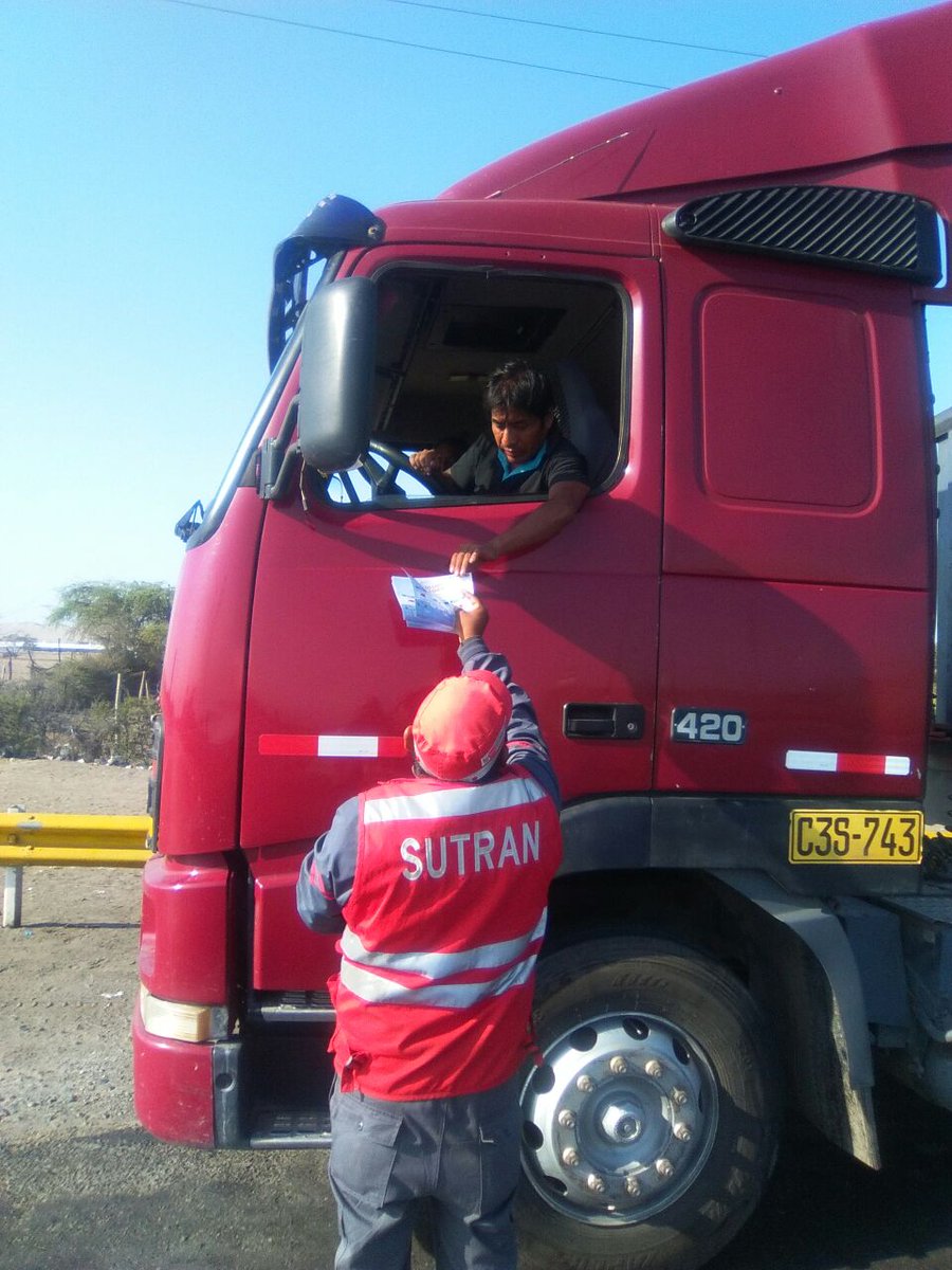 sutranperu's tweet photo. Nuestros inspectores en Ica, Junín y Huánuco continúan informando a los conductores sobre las próximas restricciones de circulación en la #CarreteraCentral por #SemanaSanta a iniciarse hoy a la medianoche. https://t.co/YOA8NN2X2Z